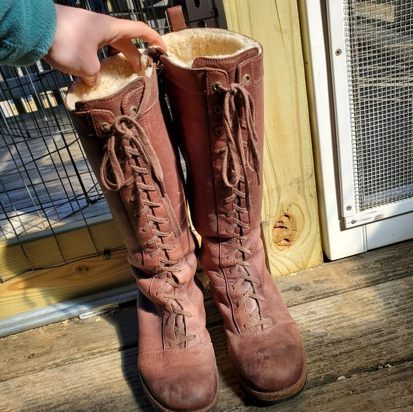 UGG sheepskin lined lace up leather boots size 7 - Picture 6 of 6